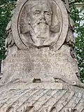 Fontaine Dejean (détail). Inscription sur laquelle on peut lire : « François-Eugène Dejean architecte de la ville de Paris a fait don à ses concitoyens de douze fontaines alimentées en eau de source.