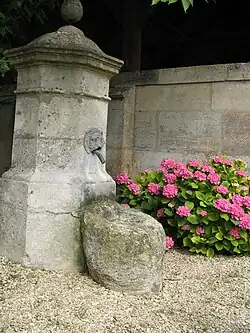 Une fontaine près du lavoir.