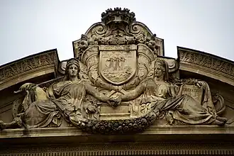 La Puissance et la Modération soutenant les armes de Paris.