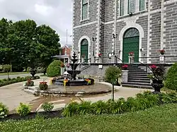 Fontaine érigée en 2017 devant l'église.