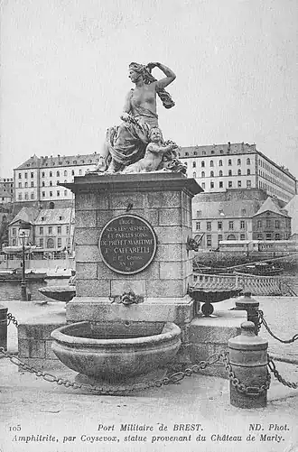 Le triomphe d'Amphitrite, venant des jardins de Marly, fut donnée à la ville de Brest en 1801 et transférée au musée du Louvre à la Libération après avoir été évacuée pendant la guerre.