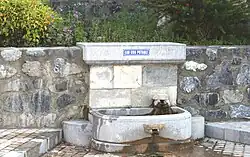 La fontaine.