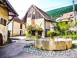 Fontaine, au centre du village.