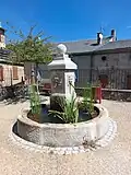 La fontaine de « l'aubépine » (1727) située près de l'ancien château.