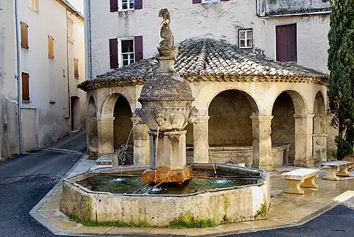 Fontaine au dauphin.