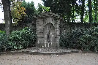 Fontaine des Trois Croix transférée au jardin de la Perrine en 1936.