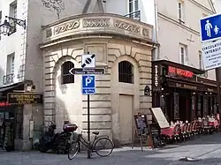 La fontaine du Pot-de-Fer, à l'angle de la rue Mouffetard.