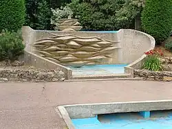 Fontaine par Jean Yves Lechevallier dans le jardin de la mairie.