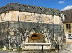Château d'eau de la source d'Arcier, ou réservoir de Saint-Jean, voisin du square Castan.