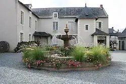 Fontaine en granit de la cour du Musée