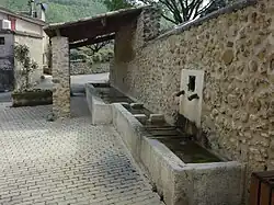 Fontaine et lavoir du début du XXe&nbsp;siècle.