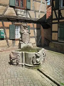 La fontaine au lion aux armoiries de Bouxwiller.