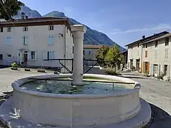 La fontaine sur la place du village.