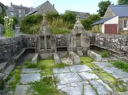 Fontaine située en contrebas de l'église paroissiale.
