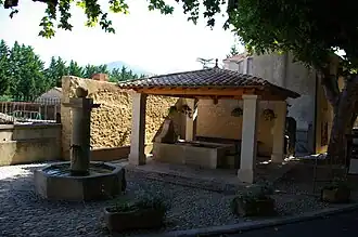 Lavoir et fontaine à Vacqueyras