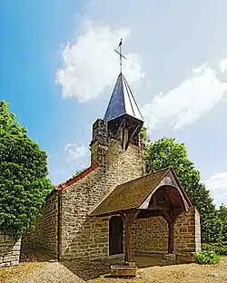 Porche en bois et clocher rapporté.
