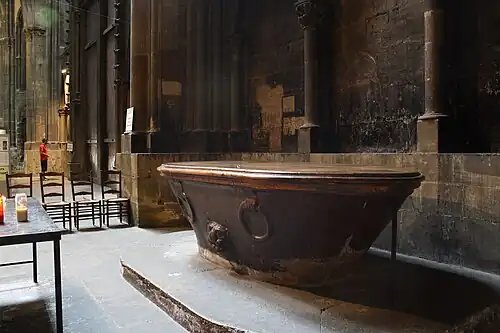 Fonts baptismaux cathédrale Saint-Étienne de Metz. En fait une ancienne baignoire romaine.