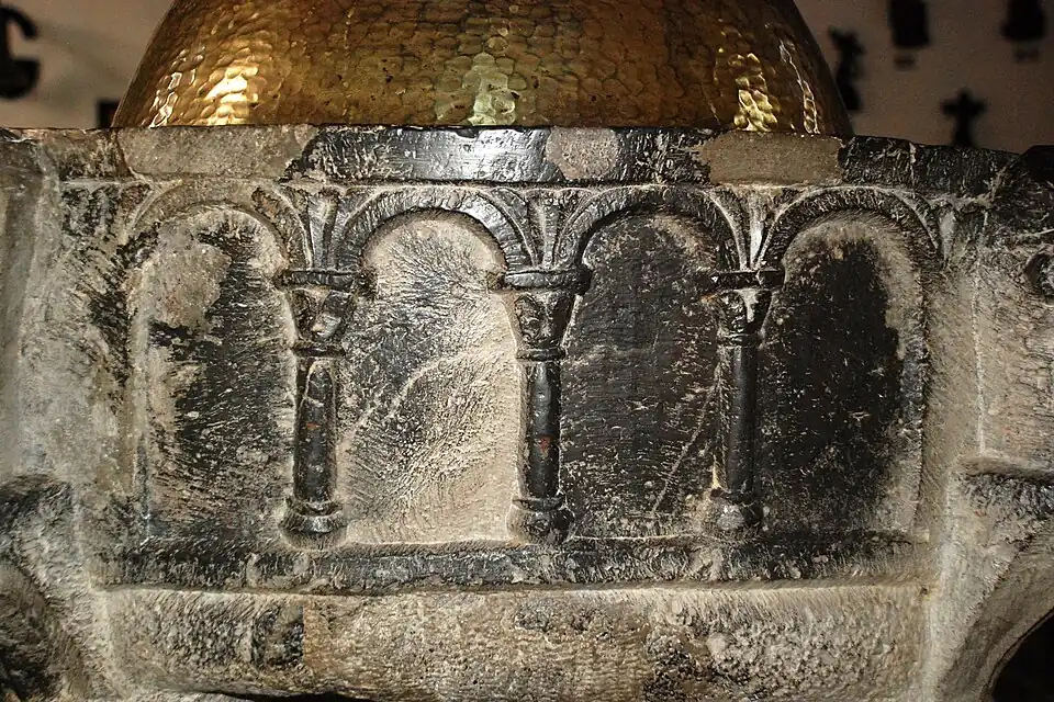 Face ornée d'arcades.