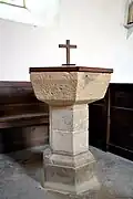 Les fonts baptismaux.