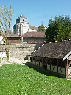 La source de la Vanne au pied de l'église et le lavoir