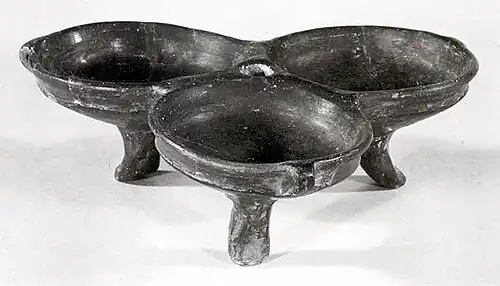 Vaisselle tripartite à trépied