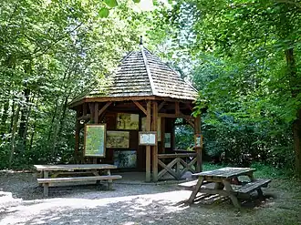 Kiosque d'informations dans la forêt.