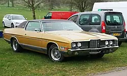 Ford LTD Brougham à toit rigide 2 portes (avec des roues non standard) de 1972