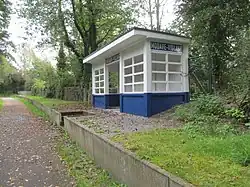 L'unique quai se prolonge sur le pont.