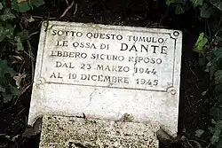 La plaque du tumulus.