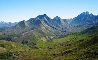 Le pic Formosa enneigé sur la droite.