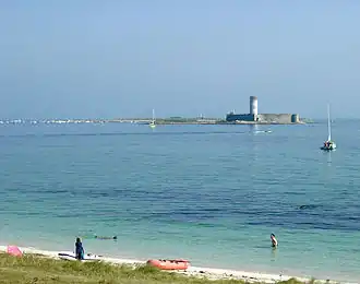 Fort Cigogne vu de l'île du Loc'h.