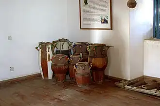 Intérieur du fort muséal et poteries typiques Nzema