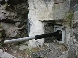 Un canon antichar de 9 cm, remplaçant un canon d'infanterie de 4,7 cm installé avant la Seconde Guerre mondiale