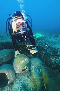Anne lors de la fouille de l'épave Fort Royal- Cannes