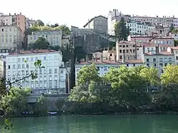 Vue du Fort Saint-Laurent depuis l'autre côté du Rhône.