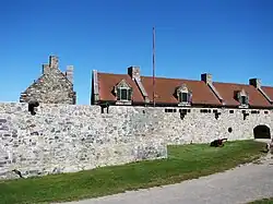 Le bastion Languedoc, le baraquement des officiers et celui des soldats, l'entrée du fort.