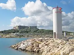 Phare et Fort Carré.