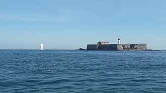 Vue de l'île et du fort de Brescou depuis la mer, en 2020.