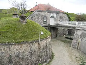Caponnière double de gorge, fossé et pont