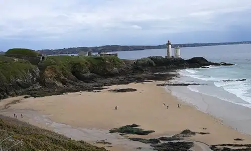 La plage du Minou, le fort et le phare du Petit Minou.