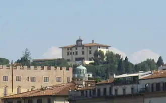 La façade du fort dominant la ville de Florence.