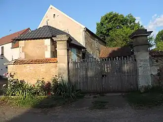 Autre entrée de l'ancien château fortifié, située près d'un pigeonnier.