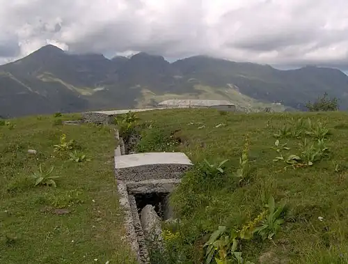 Tranchée bétonnée menant au blockhaus.