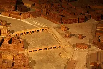 Photographie en couleurs d'une partie d'une maquette.