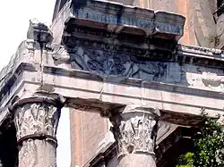 Détail de l'entablement avec les différents motifs.