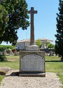 Le monument aux morts près de l'église Notre-Dame (juil.&nbsp;2009)
