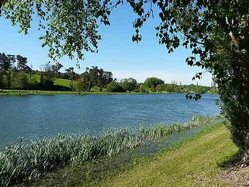 Le plan d'eau du camping du Manoire.