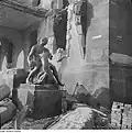 Le Bacchus sur un âne ivre, sculpture de Georg Wrba dans les ruines de l'hôtel de ville.