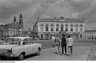 Le Johanneum avec l'inscription Verkehrsmuseum, devant lui le parvis non aménagé&nbsp;(de) (1973)