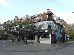 Côté Est du bâtiment, menant vers l'entrée arrière